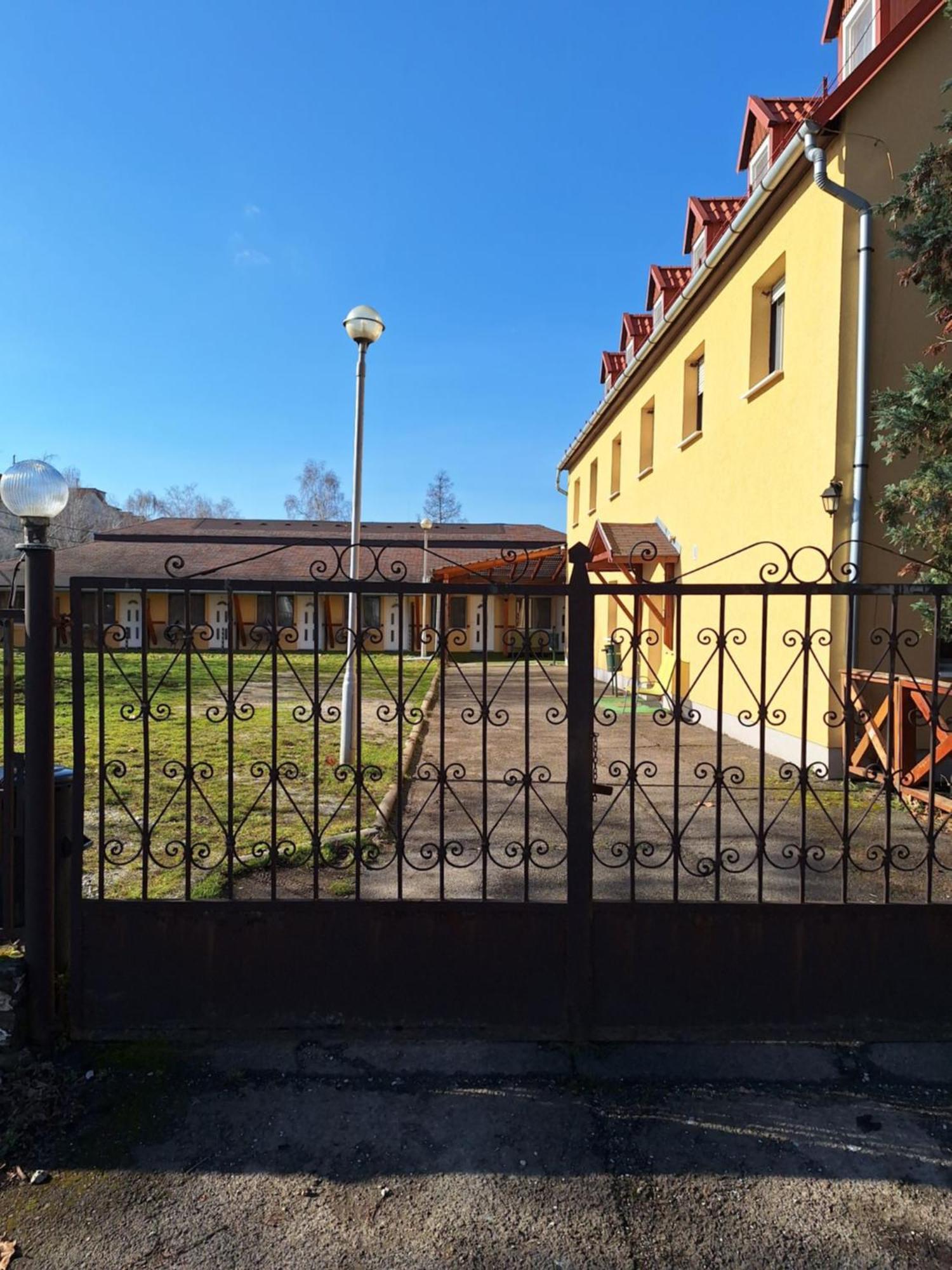 Bed and Breakfast Fenyo Panzio Mezőkövesd Exteriér fotografie